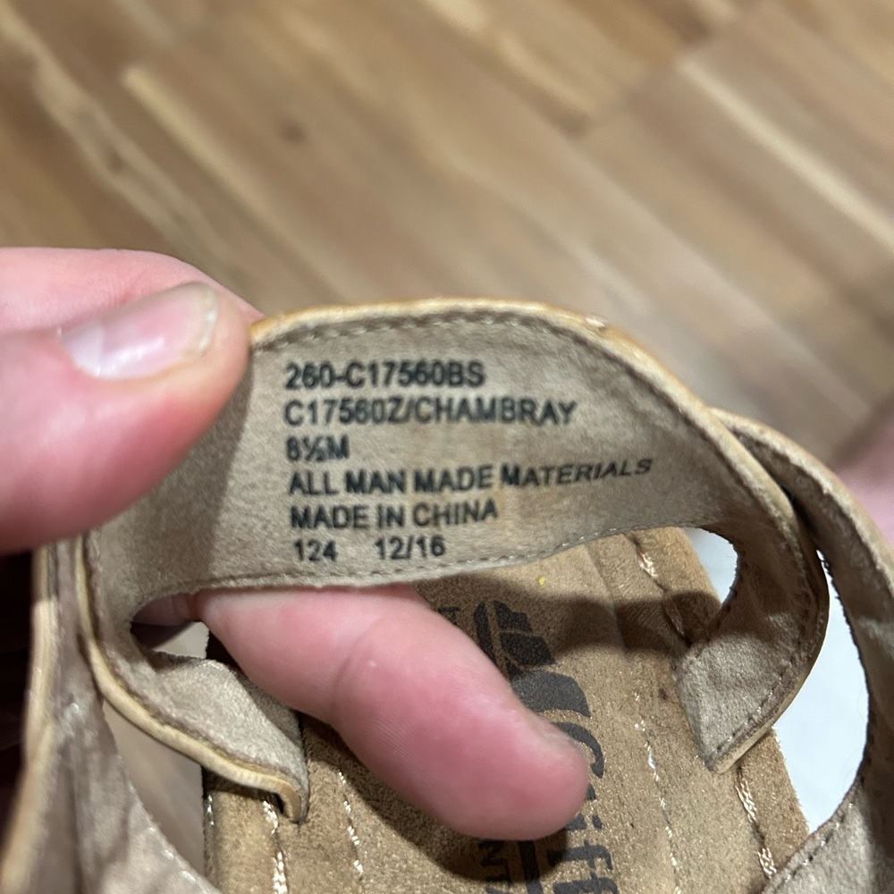 Cliffs by White Mountain Tan Cutout Leather Sandals Size 8 1/2 - Picture 3 of 4